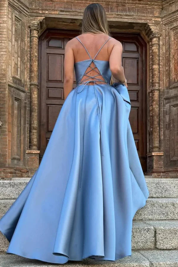 Robe de bal simple en satin à bretelles spaghetti et col carré plissé